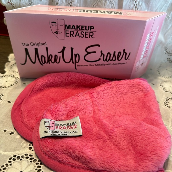 The Original MAKEUP ERASER. Removes your makeup with just water. Waterproof too - Picture 5 of 7